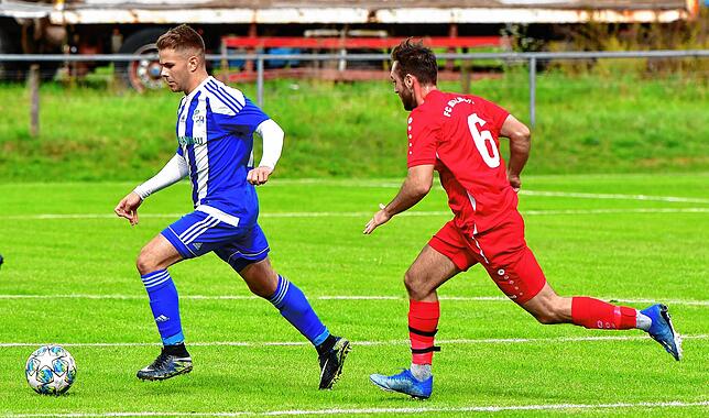 So nicht: Dominik Bitzenhofer (rechts) will forsch mit dem FC Wallbach bei der SG Mettingen/Krenkingen auftreten und nicht Julian Bächle ...