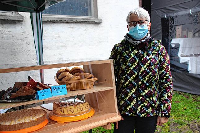 Margret Stehle aus Mühlhausen war beim Fest der Höfe mit selbstgebackenen Kuchen und Gebäck zum Mitnehmen dabei.