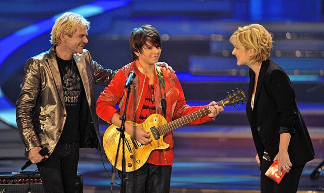 2010: Julian Reim überrascht Matthias Reim, als er bei Carmen Nebels ZDF-Show in seiner Band Gitarre spielt.
