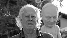 Obstbaumeister und Öko-Winzer Heiner Renn vor der Statue Heinrich Hansjakobs. Der Chef des Hotels Burgunderhof in Hagnau hatte den ...