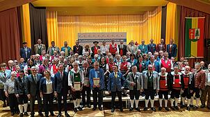 119 Musiker wurden für 4640 Jahre aktives Musizieren, 165 Jahre Arbeit im Vorstand und 225 Jahre Dirigieren vom Blasmusikverband ...