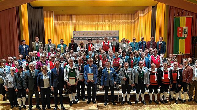 119 Musiker wurden für 4640 Jahre aktives Musizieren, 165 Jahre Arbeit im Vorstand und 225 Jahre Dirigieren vom Blasmusikverband ...