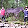 Hubert Mauz und Michael Käfer freuen sich über das sehr gelungene Schleipfross-Relief im Naherholungsgebiet Hallenberg. So kommt man ...