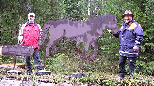 Hubert Mauz und Michael Käfer freuen sich über das sehr gelungene Schleipfross-Relief im Naherholungsgebiet Hallenberg. So kommt man ...