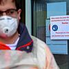 Ein freiwilliger Mitarbeiter des Deutschen Roten Kreuzes (DRK) vor der Corona-Ambulanz des Klinikums Stuttgart. Viele Corona-Fälle aus ...