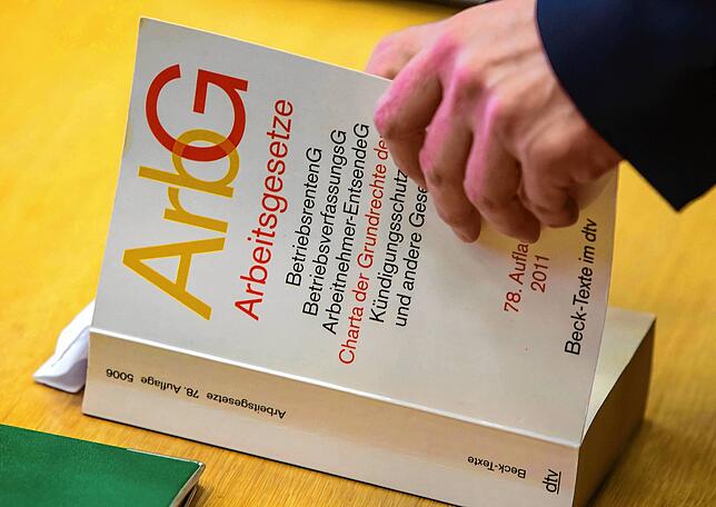 Bild 1: Dürfen Mitarbeiter während der Kurzarbeit gekündigt werden? Villinger Arbeitsrechtler Markus Heimburger sagt, welche Fragen ihn in Coronazeiten am häufigsten erreichen &ndash; und beantwortet sie
