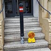 Neues Konstanzer Wahrzeichen? Auch an der Ecke Braunegger-/Mosbruggerstraße im Paradies stand an Fasnacht ein Poller auf der Treppe.