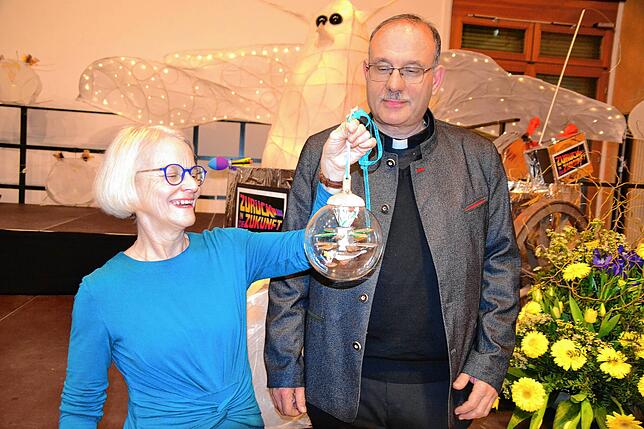 Pfarrerin Sigrid Süss-Egervari und Pfarrer Matthias Schneider überraschten Volker Frede mit einer Heilig-Geist-Kugel.