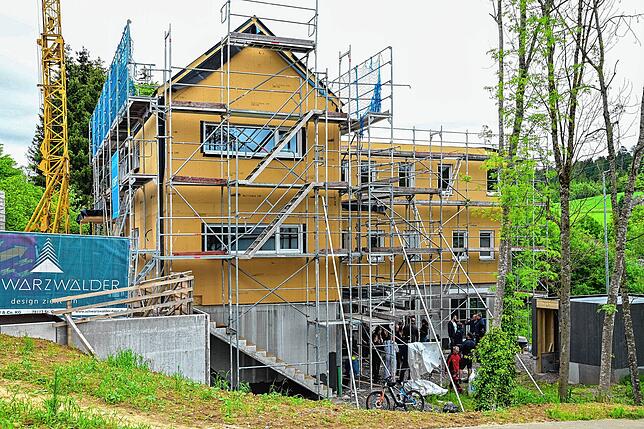 Der Rohbau steht, die Holzfassade fehlt noch. Bis Weihnachten soll die Familie in ihrem neuen Zuhause wohnen.