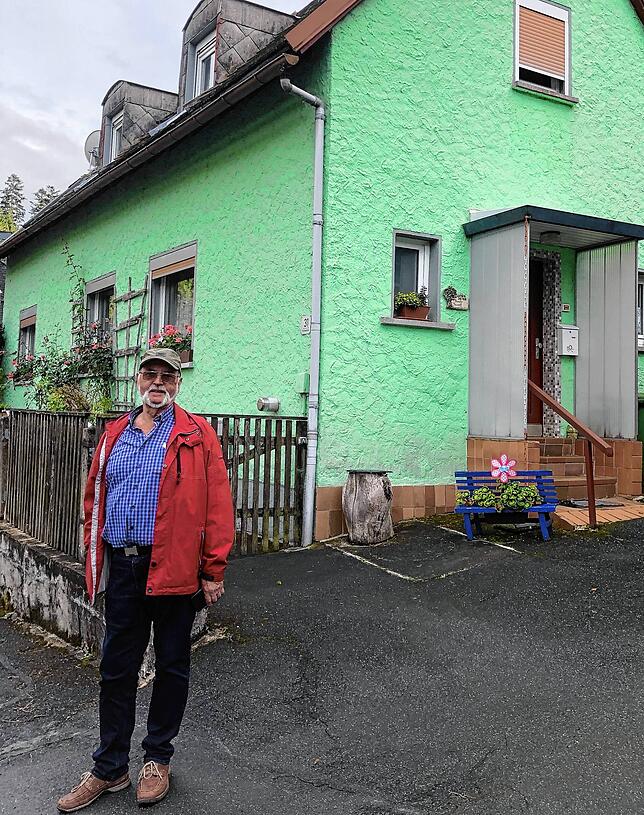Günter Kramer im Rodachatal in Unterschwarzenstein: Die kleinen Weberhäuschen sind heute teilweise restauriert. Karl Feulners Elternhaus ...