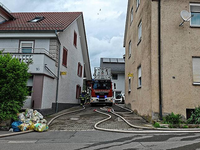 Bild 3: Großeinsatz am späten Sonntagnachmittag: In Fischbach gerät landwirtschaftliches Anwesen in Brand
