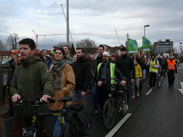 Der Demonstrationszug überquert die Alte Rheinbrücke.