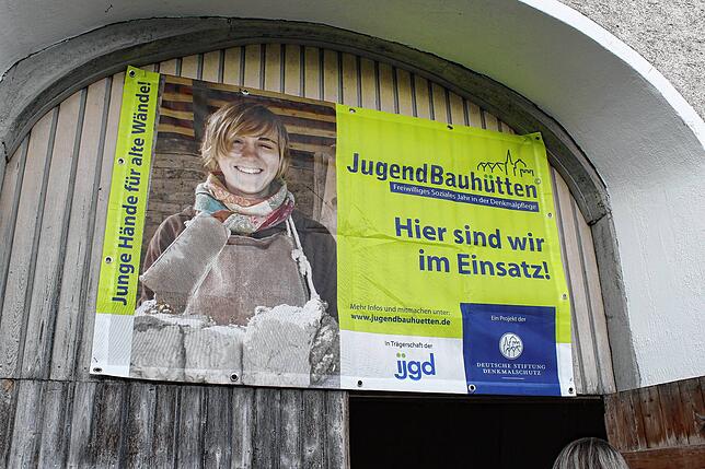 Ein Transparent Junge Hände für alte Wände am Scheunentor weist auf die Aktion für Denkmalschutz hin.