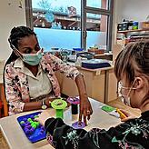 Eliana Preis während ihrer Arbeit an der Wutach-Schule. Sie schätzt die Zusammenarbeit mit den Kolleginnen und Kollegen, sowie dien ...