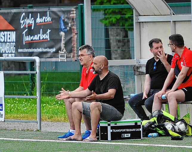 Hinterfragt die Schiedsrichter-Entscheidung &ndash; Bad Dürrheim-Trainer Franco de Rosa.
