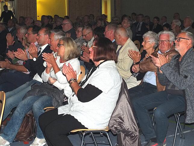 Zahlreiche Bürger und Gäste applaudieren beim Festakt.