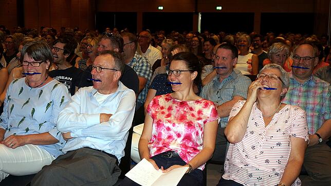 Hilfsmittel: Monika Matschnig lässt das Publikum die bereitliegenden Kugelschreiber zwischen die Zähne nehmen &ndash; ein Weg, um ...