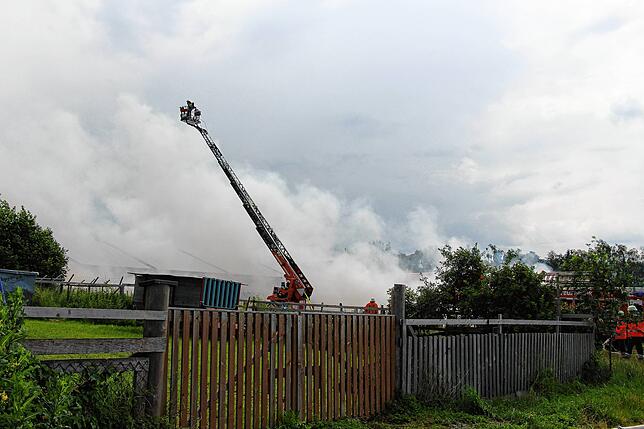 Bild 29: Großeinsatz für die Feuerwehren in Sumpfohren: Ein Gebäude des Hofs Bogenschütz brennt