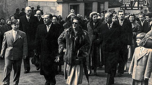 Prinz Philip (zweiter von rechts) war oft bei seiner Verwandtschaft in Langenburg zu Gast. Dieses Bild zeigt ihn am 20. April 1956 bei ...