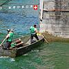 Herausforderung: Ein Fahrerpaar aus Sisseln kämpft gegen die starke Strömung des Rheins und manövriert geschickt um die Brückenpfeiler ...