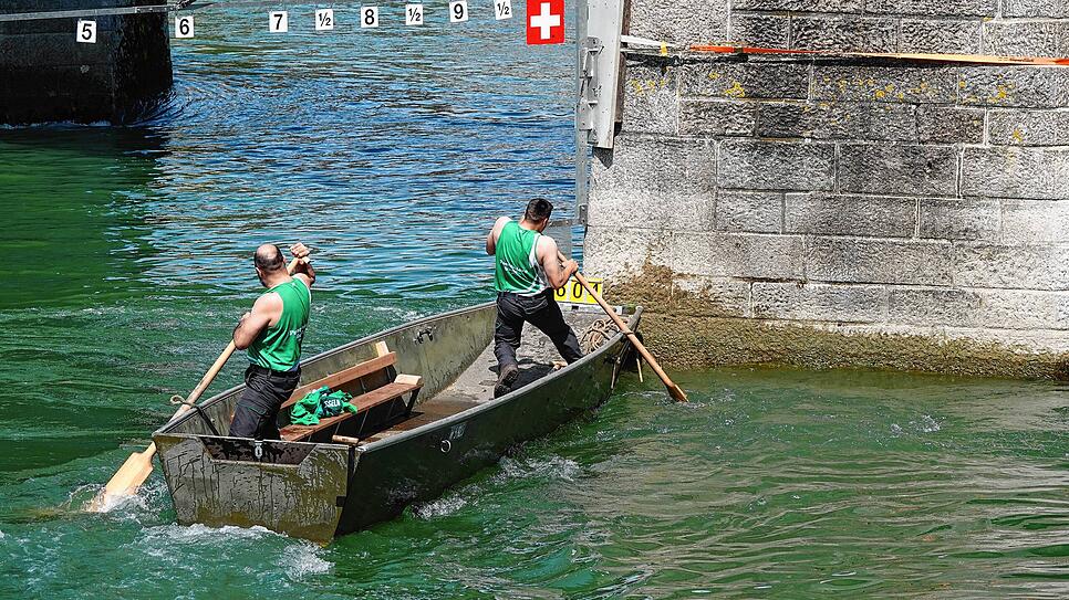 Herausforderung: Ein Fahrerpaar aus Sisseln kämpft gegen die starke Strömung des Rheins und manövriert geschickt um die Brückenpfeiler ...