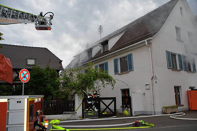 Von der Drehleiter aus wurde eine Person im Obergeschoss gerettet, bevor die Löscharbeiten von dieser Seite aus starteten.