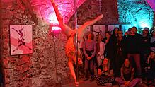 Bei der Vernissage der Ausstellung „Von der Stange. Poledance“ im Kulturzentrum am Münster zeigen drei Tänzerinnen, hier Marina ...