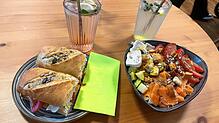Salate, Sandwiches und Limonade – das und mehr steht im „Secret Café“ auf der Speisekarte.