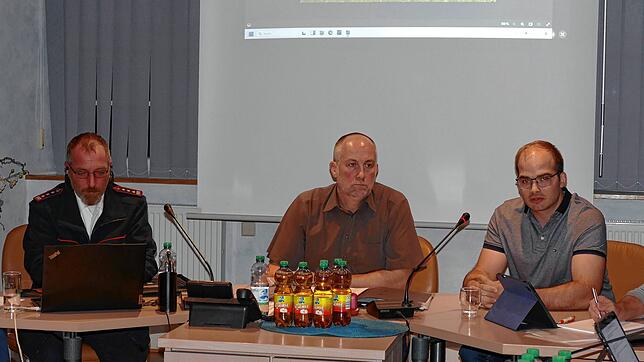 Verhärtete Fronten treten bei der öffentlichen Sitzung des Gemeinderates zutage. Im Bild (von links): Feuerwehrkommandant Thomas Straub, ...