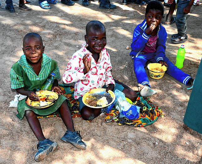 Auch ein Mittagessen für alle Schüler konnte dank der Spenden bereits gestellt werden.