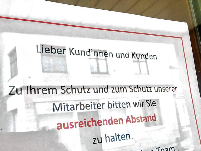 Immer mehr Geschäfte hängen Schilder auf. Sie bitten ihre Kunden darum, Abstand zu halten.