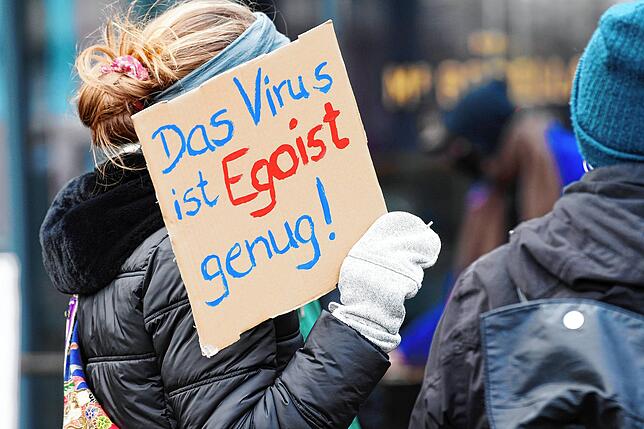 Protest gegen Querdenker-Bewegung – eine Egoist, der keine Makle trägt, meint die Demo-Teilnehmerin in Leipzig