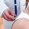 Direkten Patientenkontakt gibt es in der Arztpraxis in Wies derzeit nicht. Bild: dpa