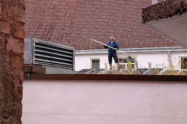 Hausmeister Dietmar Krüger reinigt die Paneele der Photovoltaik-Anlage auf einem Gebäude der St. Ursula-Schulen in der Villinger ...