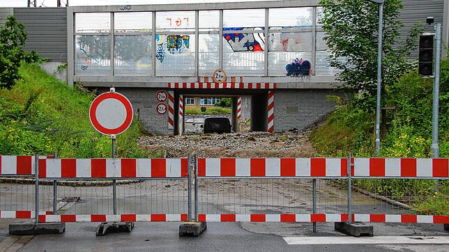 Die Unterführung in der Schlachthausstraße ist noch immer gesperrt. Hier kam es am Mittwoch infolge des Starkregens zu kleineren ...