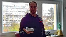 Matthias Oehlschläger, Mieter im Vonovia-Komplex in der Schwaketenstraße, zeigt den bisherigen Rauchmelder, der nach dem Willen des ...