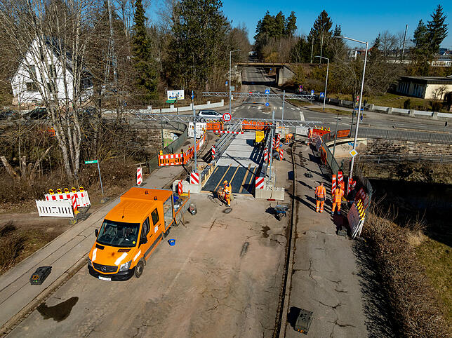 Am Donnerstag, 6. März, sind Bauarbeiter mit den letzten Arbeiten an der Brücke beschäftigt, die am Freitag in Betrieb gehen soll.