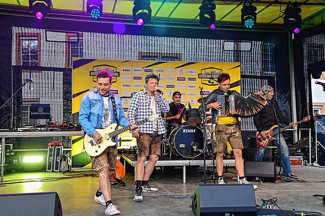 Am Samstagabend sorgen die Dorfrocker (Bild) und die Baaremer Luusbuäbä für gute Laune auf dem Open Air-Platz. Hunderte Zuschauer ...