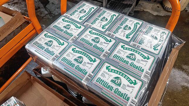 Die Etiketten kommen als letztes an die Glasflaschen dran.
