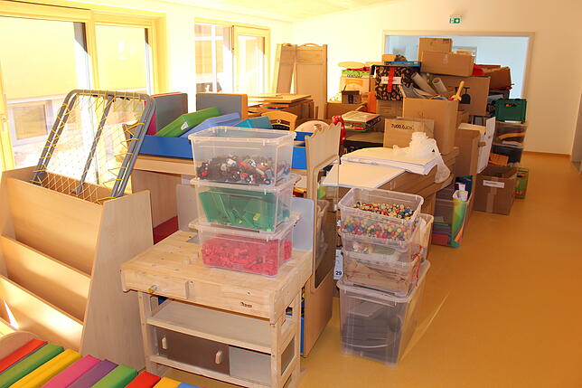 Das muss im Laufe der Woche alles noch verräumt werden: Material aus den Kindergärten Sumpfohren und Hausen vor Wald, das in Behla auf ...