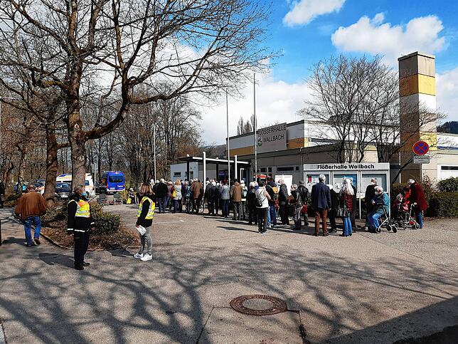 Lange Schlangen beim Impftag in Wallbach im Frühjahr 2021.