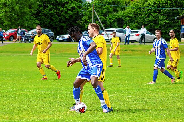 Bild 14: SV Karsau verteidigt die Tabellenspitze durch ein 2:0 beim SV Schwörstadt &ndash; und wir haben Bilder!