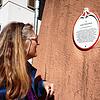 Infos in Kürze: Maria Farsky aus Jestetten liest in der Tiengener Fußgängerzone, was auf der Tafel an der Wand des ehemaligen Tiengener ...
