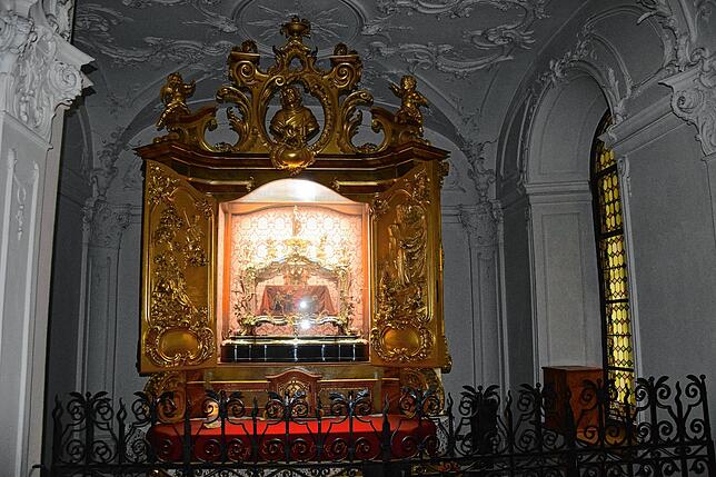 Der Reliquienschrein des Heiligen Fridolin in der Fridolinskapelle des Bad Säckinger Münsters.