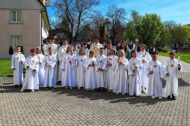 Erstkommunion in Unterbaldingen: 14 Kinder empfingen bei strahlendem Wetter ihre erste heilige Kommunion. Auf dem Bild sind zu sehen: ...