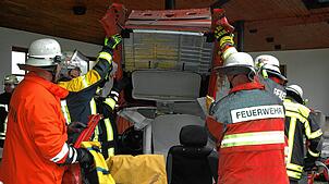 Die Häuserner Feuerwehr, hier bei einer Übung, wird mit der größten Investition bedacht (Archivbild).