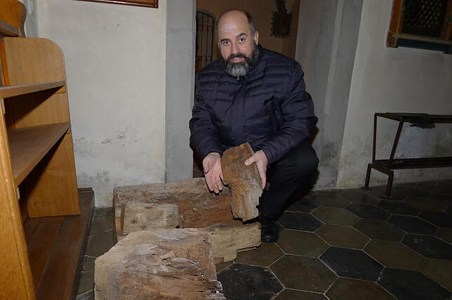 Ein Dachbalken der Kirche in Urnau, der vom Hausschwamm befallen ist. Das Holz lässt sich mit dem Finger abbröckeln.