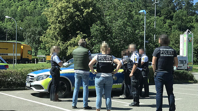 Spektakuläre Festnahme am vergangenen Freitag auf einem Parkplatz bei Hilzingen im Hegau: Die Polizei nahm einen Mann fest, der im ...