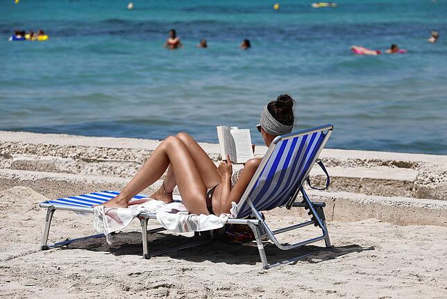 Gemütlich am Meer liegen und ein gutes Buch lesen &ndash; wegen der Corona-Pandemie sah es lange so aus, als müssten Reisende in diesem ...