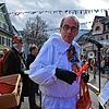 Klaus Götz moderiert und strählt beim Umzug in schönster Manier.